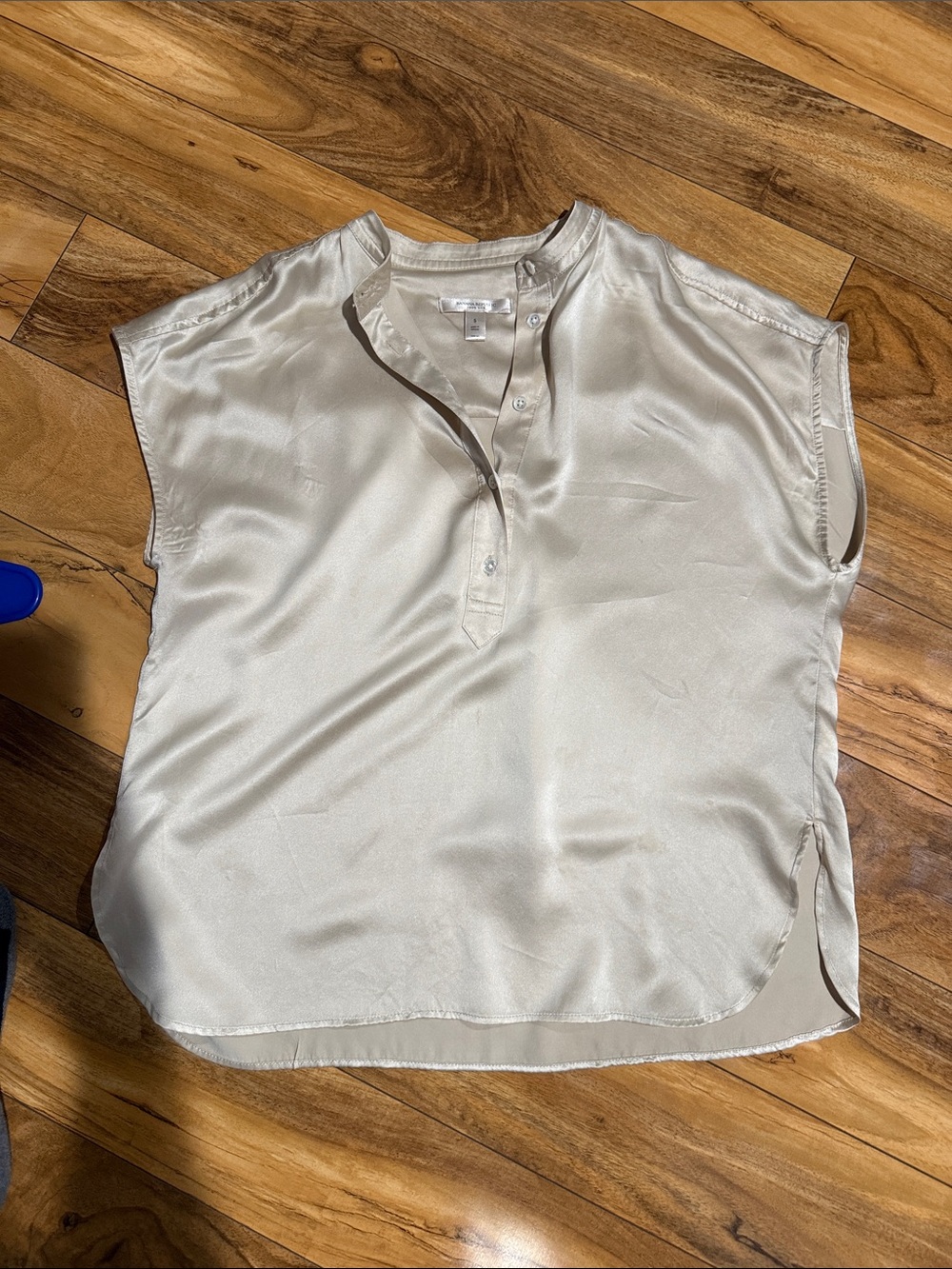 Banana Republic Cream Silk Short Sleeve Henley Blouse